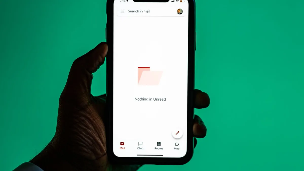 Phone showing an empty email inbox, the deliverability problem in LinkedIn outreach vs cold email